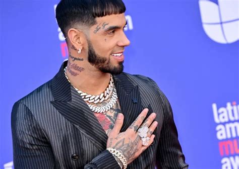 Anuel AA se quita la camisa y presume su tatuaje de。